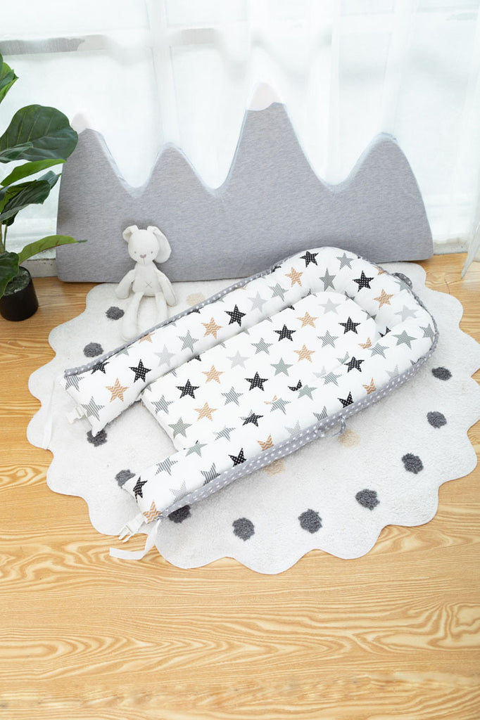 Portable baby crib with star design 