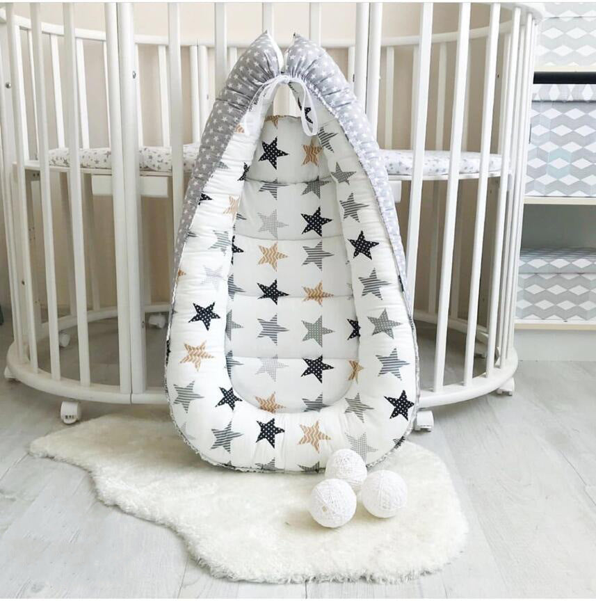 Portable baby crib with star design 